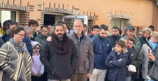 photo  valentin akriche, soutenu par le maire de bretoncelles daniel chevée, s’est exprimé pour la première fois après l’incendie.  &copy;  ouest-france 