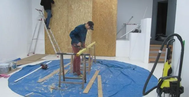 photo  benoît delomez et léo besnier, en service civique à l’estrade, lors de l’installation des huit lieux, qui accueilleront les vidéos des artistes.  &copy;  ouest-france 