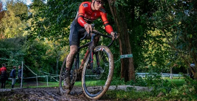 photo  yvonnick lauger sur le circuit très gras de cherré.  &copy;  arnaud despelchain 