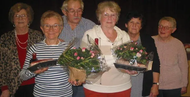 photo  des fleurs ont été offertes par carinne nortur, fleuriste à moulins-la-marche.  &copy;  ouest-france 