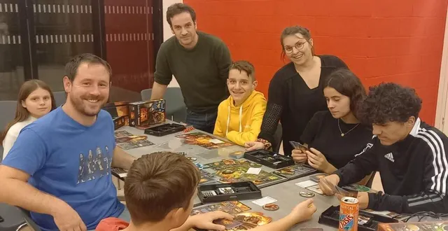 photo  les trois partenaires : dorian betton (à gauche pour la communauté de communes), nicolas morin (au centre, pour la médiathèque), cindy guyot (à droite, pour la ruche).  &copy;  ouest-france 
