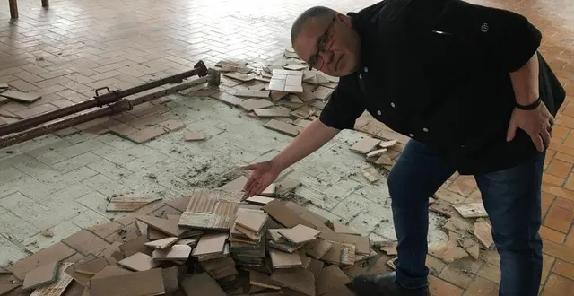 photo  le 15 novembre 2019, frédéric bodereau, propriétaire de l’auberge du cheval blanc depuis 2004, avait assisté sous ses yeux au soulèvement soudain de son carrelage dans sa salle de réception à l’étage.  &copy;  le maine libre 