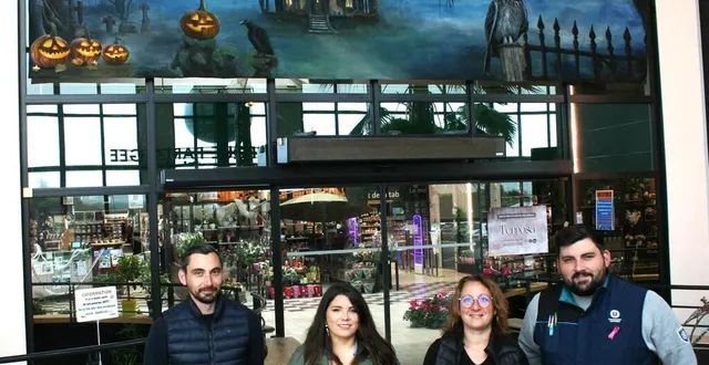 photo  posent devant la fresque de gauche a droite : maxime samèle, émeline herique, sandrine letendard (responsable animations) et camille samèle, cogérant du super u de sainte-jamme.  &copy;  le maine libre 