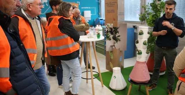 photo  matthieu meunier, chargé de recherche et développement, (à droite), présente aux visiteurs un home potager avec plantes grasses.  &copy;  ouest-france 