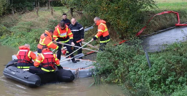 photo  les pompiers d’argentan testent l’un des trois bateaux et le ponton pneumatique de la cellule inondation, à la gravelle, ce lundi 30 octobre.  &copy;  ouest-france 