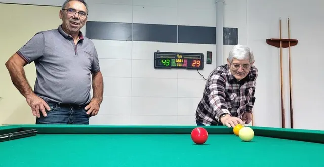 photo  jean-pierre bassino, à gauche, en plein match amical avec gérard rocca, devant les compteurs électroniques.  &copy;  ouest-france 