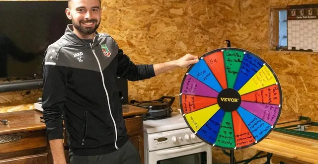 photo  les amendes dans le foot amateur, c’est aussi et surtout ça : à l’image d’ici à saint-cerbouillé, les gages se prennent avec le sourire.  &copy;  co – clémence chauvin 