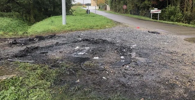 photo  une voiture a brûlé à proximité du vieux-bourg d’allonnes dans la nuit du dimanche 29 octobre au lundi 30 octobre 2023. la nuit d’avant, deux véhicules ont été volés dans d’autres secteurs autour du mans, avant d’être incendiés. ?  &copy;  le maine libre 