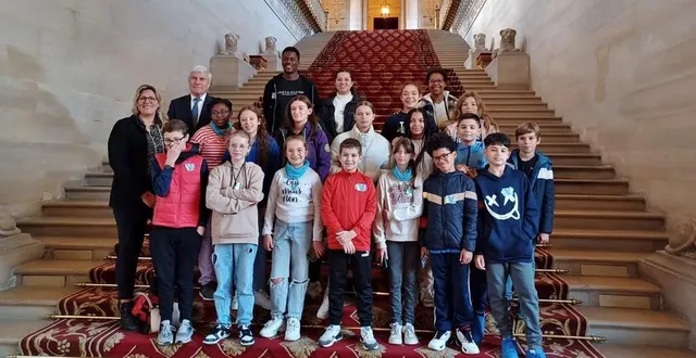 photo  les jeunes ont pu visiter le sénat en compagnie du sénateur sarthois jean-françois vogel, vendredi 27 octobre 2023, lors de leur semaine à paris.  &copy;  facebook vac à sablé 