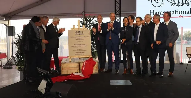 photo  une plaque mémorielle a été dévoilée et sera apposée sur le pise pour se souvenir de cette journée d’inauguration, en présence de christophe de balorre, président du département ; hervé morin, président de la région normandie ; sébastien jallet, préfet, et de personnalités des sports, de l’élevage et de la recherche.  &copy;  ouest-france 
