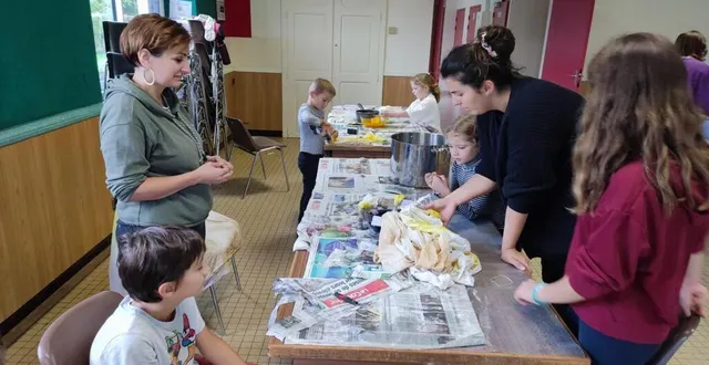 photo  margaux bernard (à droite) a dirigé l’atelier teinture végétale, auquel ont pris part une quinzaine de personnes.  &copy;  ouest-france 