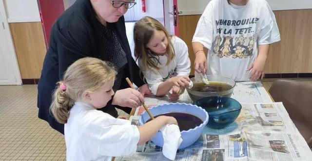photo  l’animation sur les teintures végétales a rassemblé une quinzaine de personnes.  &copy;  co 