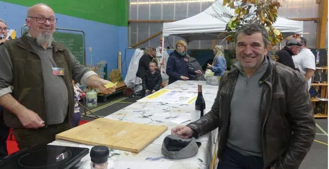 photo  gilles simon a gagné un bon de 600 € pour un voyage avec son billet de tombola.  &copy;  ouest-france 