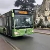 photo un bus réso passant devant l’église à sablé-sur-sarthe, en décembre 2021.