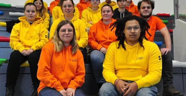 photo  émilie coutard et macéo azaud (au premier plan) font partie de cette nouvelle promotion de services civiques. au total, ils sont 16 jeunes engagés durant huit mois sur différentes missions.  &copy;  le maine libre 