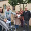photo  pierrette brebion a remis un chèque de 500 € pour un projet artistique au foyer les sorelles de thoiré-sur-dinan. 