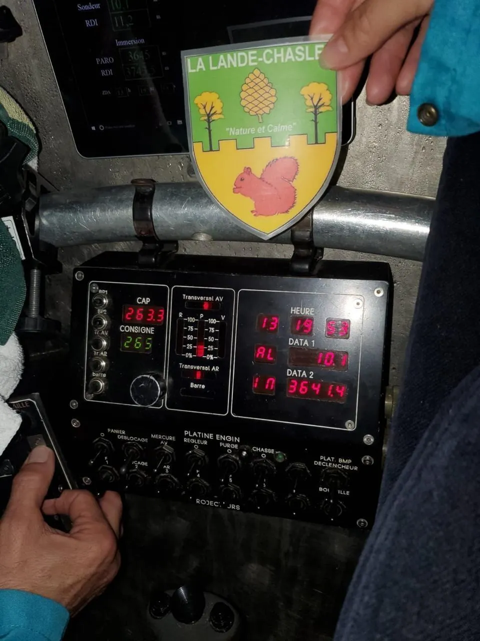 INSOLITE. Le blason de la plus petite commune de MaineetLoire atteint les profondeurs de