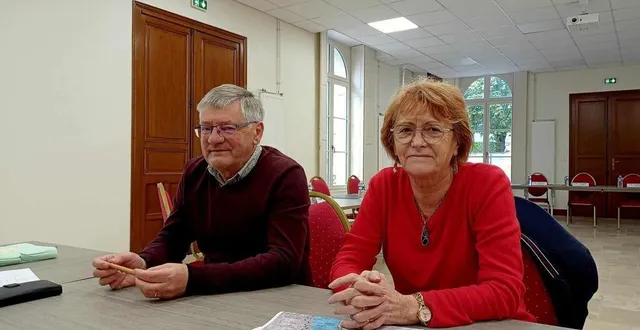 photo  marc mercier, maire, et catherine menu, première adjointe aux travaux, ont présenté les différentes étapes des travaux du lac de saint-calais (sarthe).  &copy;  ouest-france 