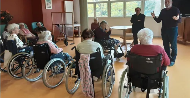 photo  daniel chevée et patrick davido ont discuté avec les résidents lors du vernissage.  &copy;  ouest-france 