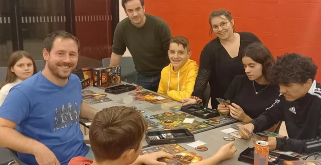 photo  dorian betton (à g.), nicolas morin (au centre) et cindy guyot (à dr), posent avec des participants aux 8 heures du jeu.  &copy;  nicolas morin 