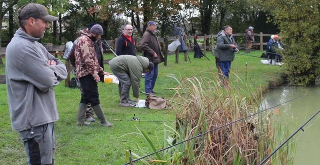 photo  64 pêcheurs pour le dernier lâcher de truites de l’année.  &copy;  le maine libre 