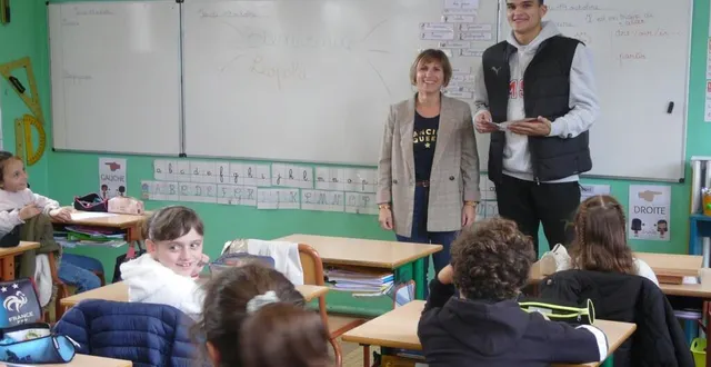 photo  audrey soyer et léopold delaunay à quelques minutes avant la dictée de l’association ela.  &copy;  le maine libre 