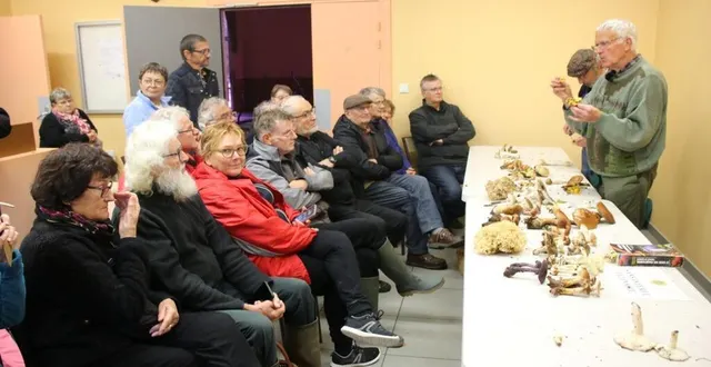 photo  andré février (à droite), a détaillé les différentes espèces comestibles ou non.  &copy;  ouest-france 