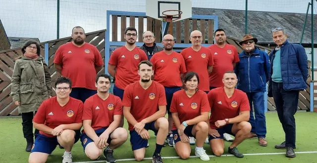 photo  les sapeurs pompiers du centre de secours de luché-saint-jean avec jean gouband, maire de saint-jean, marc lesschaevre, maire de luché, jean-pierre bamas, un de ses adjoints, et de caroline cremey de châtaigne publicité.  &copy;  ouest-france 
