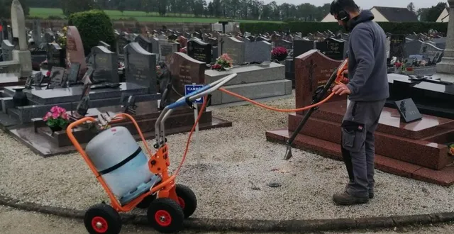 photo  les agents des services d’espaces verts de saint-georges-des-groseillers (orne) brûlent les mauvaises herbes du cimetière.  &copy;  ouest-france 