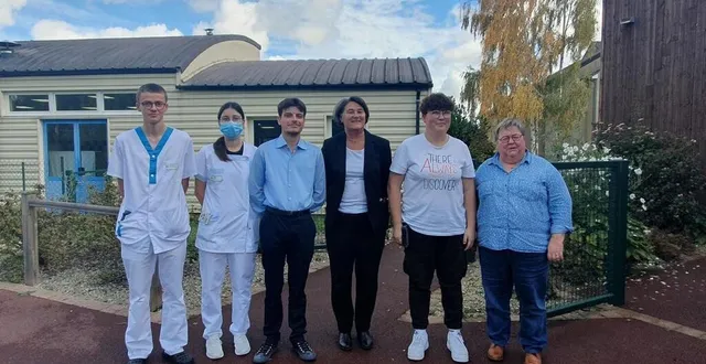 photo  gaëtan, chloé, evan, emma avec michèle kakol (à droite), directrice de l’établissement et fabienne labrette-ménager (au centre), maire de la commune et présidente du conseil d’administration. absent sur la photo, sandra et tulianne.  &copy;  le maine libre 