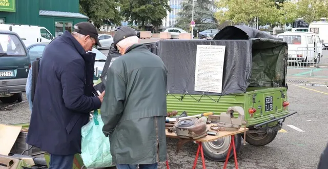 photo  toute la journée, chineurs et passionnés de mécaniques se sont succédé sur le parking de la base de loisirs.  &copy;  le maine libre 