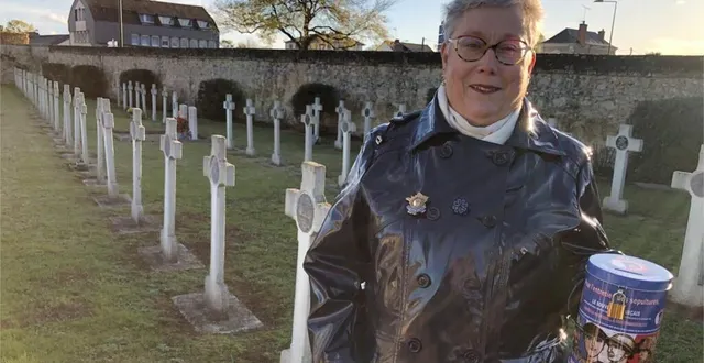 photo  michèle bodet, présidente du comité fléchois du souvenir français devant le carré militaire du cimetière saint-thomas qui va faire l’objet d’une rénovation.  &copy;  le maine libre 