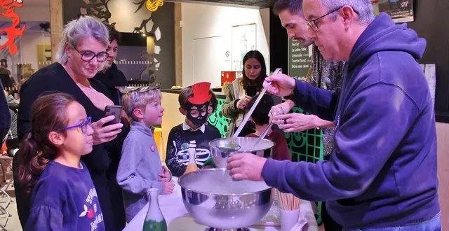 photo  une mystérieuse potion a été servie, mardi 31 octobre 2023, lors de la soirée d’halloween organisée au pôle culturel l’apostrophe, à sablé-sur-sarthe.  &copy;  ouest-france 