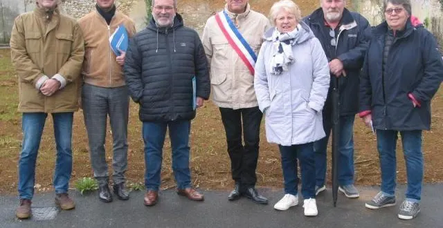 photo  de gauche à droite : michel potier, adjoint ; vianney girard, maître d’œuvre ; christophe bouscaud, directeur d’orne habitat ; didier duvaldestin, maire ; thérèse van hove, du centre communal d’action sociale ; jean-yves le flohic et anne-marie foubert, adjoints.  &copy;  ouest-france 