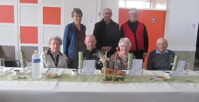 photo  de gauche à droite : christine weir, 87 ans, et augustin olivier, 92 ans, des tourailles ; gisèle boulay, 92 ans, et alain lemancel, 92 ans, de la carneille. en arrière-plan, de gauche à droite : odile gauquelin, maire déléguée des tourailles ; dominique letreut, maire délégué de la carneille, et alain lange, maire d’athis-val-de-rouvre et conseiller départemental.  &copy;  ouest-france 