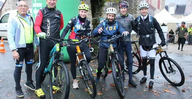 photo  juste avant le départ, laurent brochard (2e à droite), avec son frère jérôme (à sa gauche) a conversé avec ses fans.  &copy;  ouest-france 