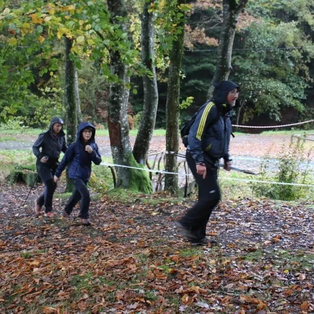 photo sous une pluie battante, les marcheurs ont arpenté les chemins et sentiers boueux.  ©  ouest-france