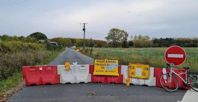 photo  des travaux d’entretien de voie communale, qui relie neuville à la bazoge, conduisent à fermer les deux voies à la circulation. une déviation a été mise en place par la route de souillé, le vivier, les petites rouilles et la châtaigneraie, à neuville-sur-sarthe. fin prévue des travaux : le 17 novembre.  &copy;  ouest-france 