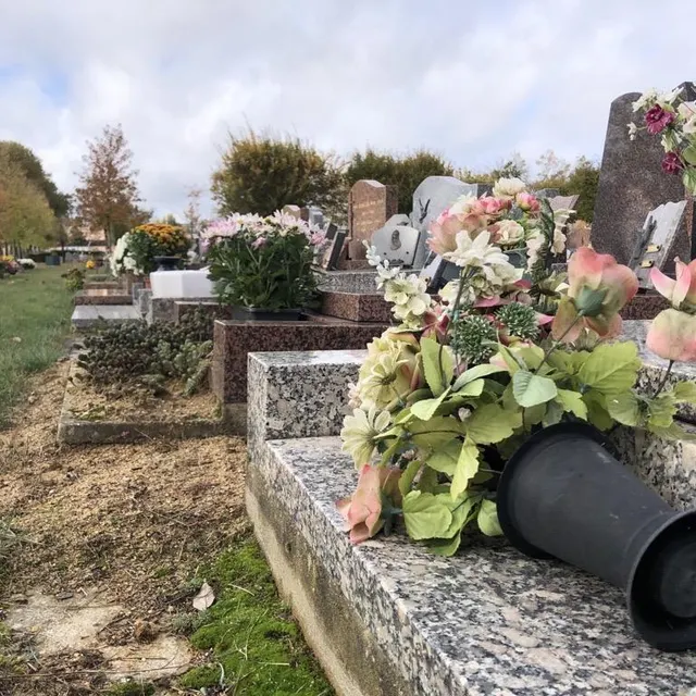 photo ce mercredi 1er novembre, la tempête ciaran n’a pas encore balayé la sarthe mais certains pots de fleurs simplement posés sur les tombes étaient déjà couchés.  ©  le maine libre