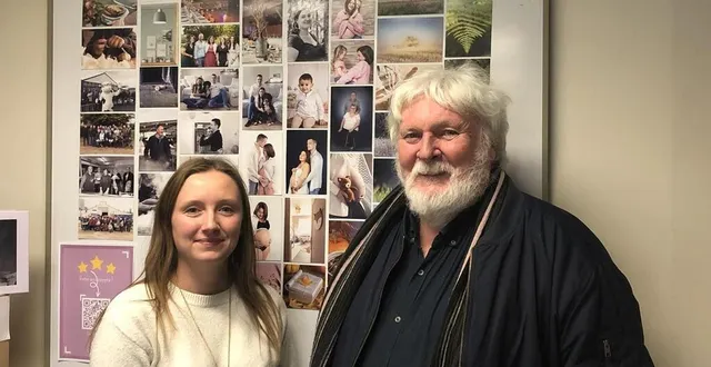 photo  depuis le 1er août, lucie bruneau loue un local à la mairie ce qui lui a permis de s’installer comme photographe professionnelle. ici aux côtés du maire, michel pré.  &copy;  le maine libre 