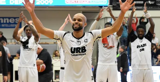 photo  danny evans en tête du clapping après la victoire de l’urb contre tours vendredi 27 octobre à la salle colette-besson.  &copy;  jocelyne régent 