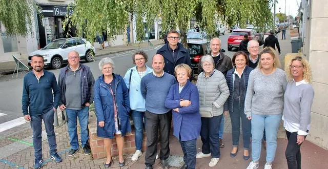 photo  riverains, commerçants et élus s’étaient réunis en septembre 2022 pour dire non au sens unique rue gambetta, à sablé-sur-sarthe.  &copy;  archives ouest-france 