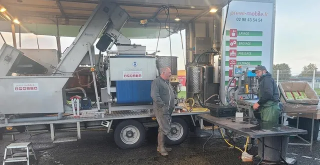 photo  laurent patiente 12 minutes pour voir sortir son jus de pommes après avoir déposé ses pommes dans la presse de lavage.   &copy;  le maine libre 