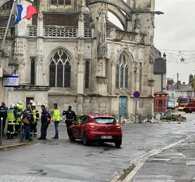 photo deux flèches de l’église saint-martin d’argentan sont tombées vers 5 h ce jeudi 23 novembre 2023.  ©  ouest-france
