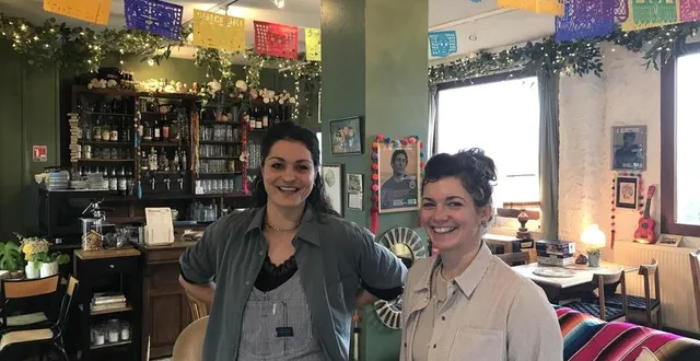 photo  alexandra langlais, saisonnière et morgane jourdan co-gérante du restaurant le caillou à saint-philbert-sur-orne.  &copy;  ouest-france 