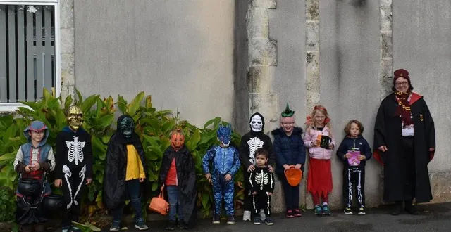 photo  les petits monstres avant le départ dans les rues du bourg  &copy;  le maine libre 