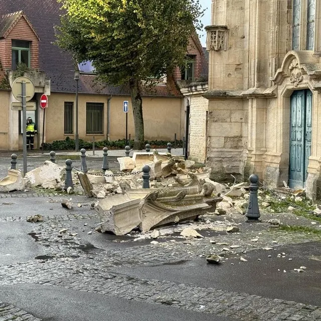 photo deux pinacles de l’église saint-martin, à argentan, se sont écroulés.  ©  ouest-france