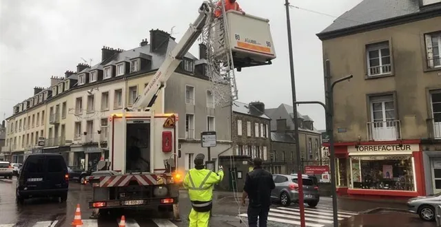 photo  une cinquantaine d’agents de la ville de coutances (manche) sont mobilisés ce jeudi 2 novembre 2023 pour mesurer les dégâts de la tempête ciaran. la ville a été durement touchée.  &copy;  ouest-france 