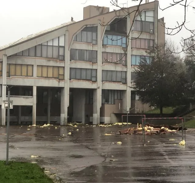 La toiture du collège Jacques-Prévert de Coutances (Manche) a été arrachée par la tempête. Ouest-France photo la toiture du collège jacques-prévert de coutances (manche) a été arrachée par la tempête. © ouest-france