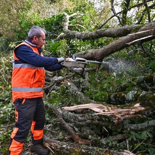 photo les agents du département se relaient jour et nuit pour permettre la circulation des axes secondaires.  ©  franck dubray / ouest-france
